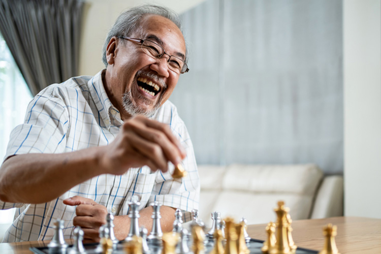 rhythms home care senior man playing chess rhythms home care senior man playing chess